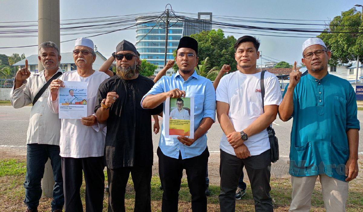 Ahli NGO Misi Kita, Panji Iman Malaysia, Prihatin Kuala Kangsar dan Persatuan Kebajikan Masyarakat Cakna Tapah (PERMAT) membuat laporan di Balai Polis Sungai Senam, di sini, hari ini. FOTO MUHAMAD LOKMAN KHAIRI.