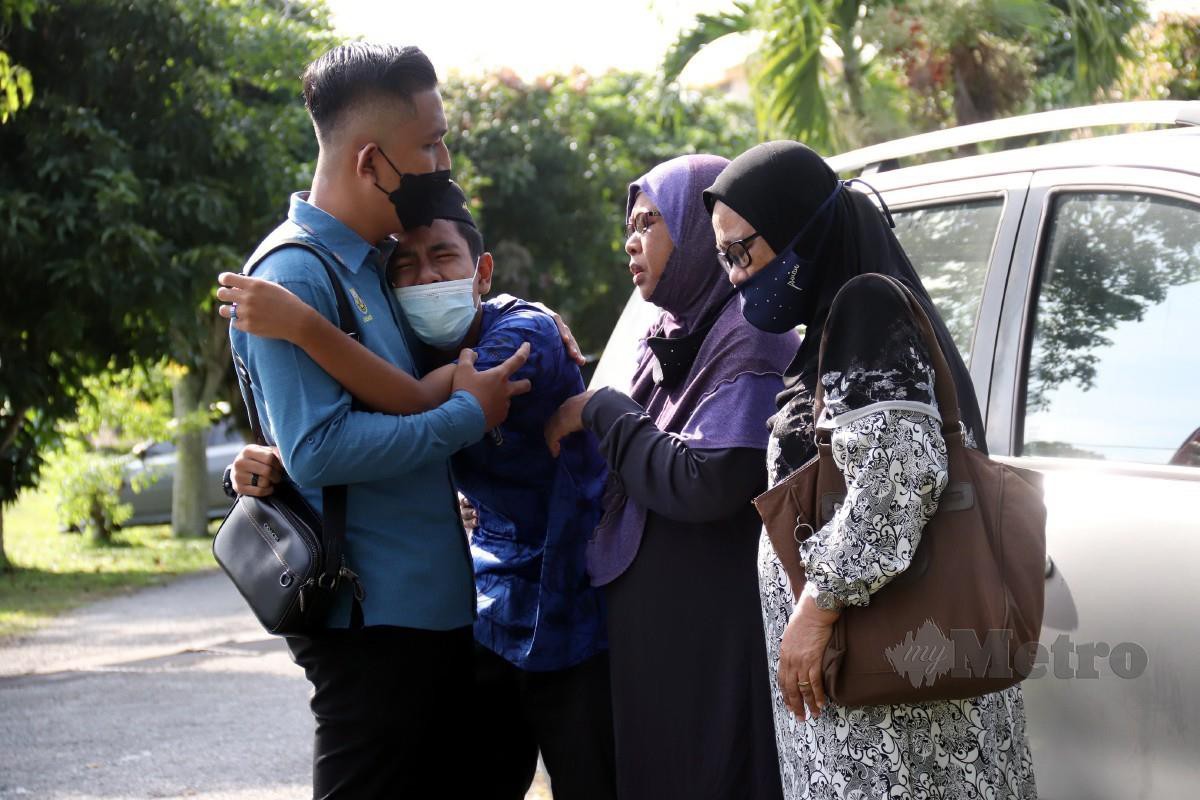 AHLI keluarga Allahyarham Muhammad Nasrun hadir di Jabatan Forensik Hospital Kuala Kangsar. FOTO L Manimaran 