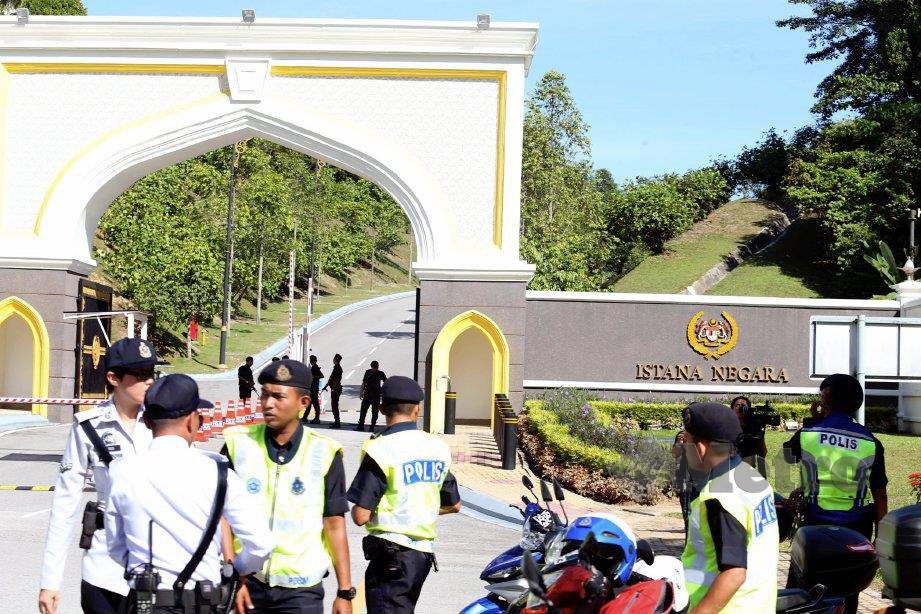 ANGGOTA polis berkawal di hadapan pintu masuk 2 Istana Negara berikutan dipercayai Ahli Parlimen akan mengadap Yang Dipertuan Agong di Istana Negara, Jalan Duta. FOTO Hairul Anuar Rahim