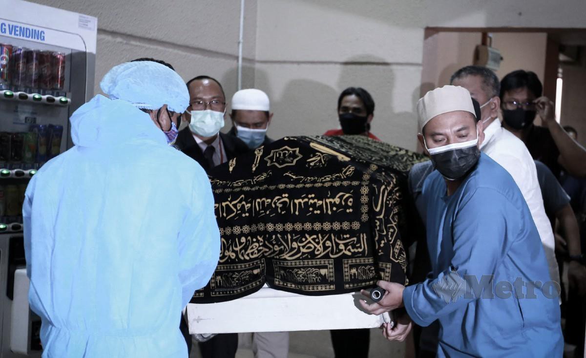 Jenazah Mohd Irfan Fikri dibawa keluar dari Unit Forensik Hospital Canselor Tunku Mukhriz (HCTM) di Pusat Perubatan Universiti Kebangsaan Malaysia (PPUKM), Cheras. FOTO Aswadi Alias