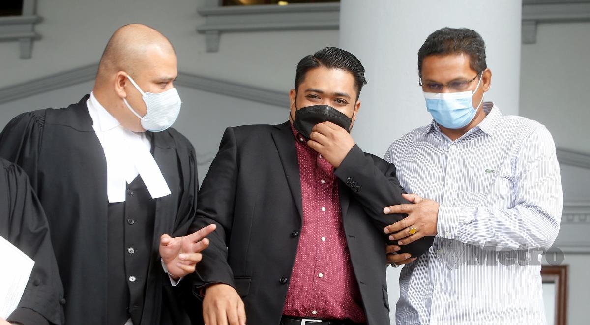 Ahmad Saiful (tengah) keluar dari mahkamah selepas mendengar rayuan kes dadah yang dihadapinya di Mahkamah Tinggi Kuala Lumpur. FOTO HAIRUL ANUAR RAHIM