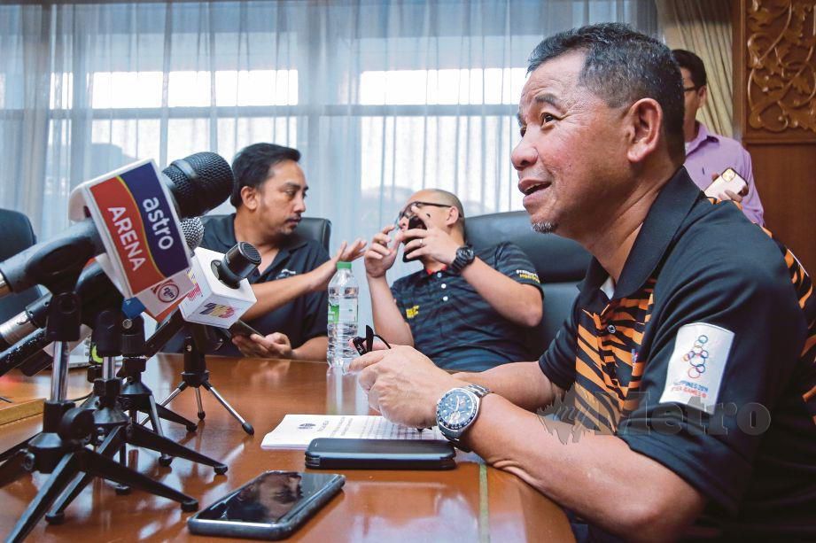 AHMAD Shapawi mengadakan sidang media khas mengenai langkah-langkah mencegah penularan wabak Covid-19 di kalangan atlet sukan kebangsaan di Majlis Sukan Negara, Bukit Jalil. FOTO Aizuddin Saad 