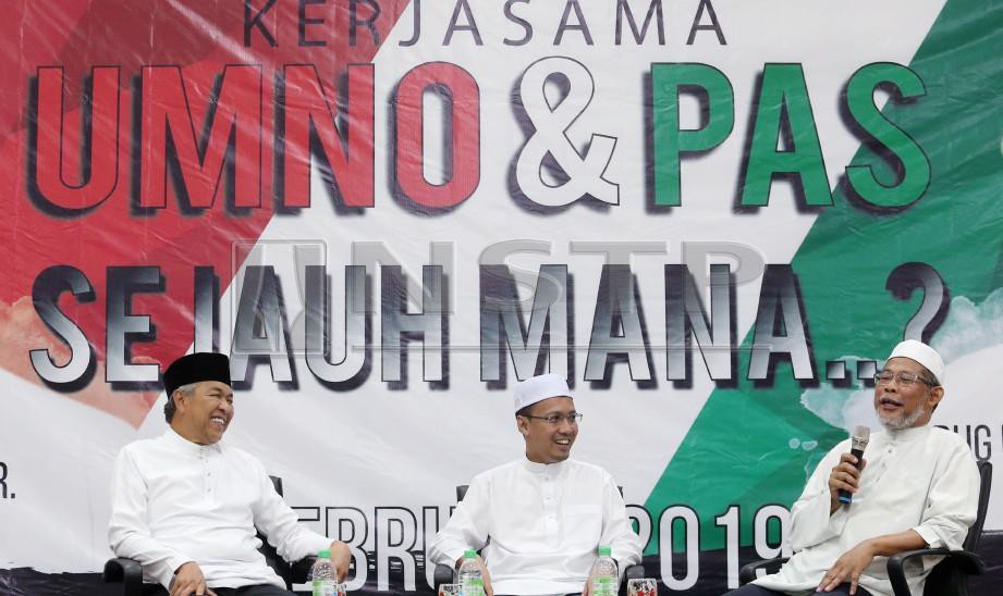 KETUA UMNO Bahagian Bagan Datuk, Datuk Seri Dr Ahmad Zahid Hamidi (kiri) dan Yang Dipertua Pas Bagan Datuk, Mohd Misbahul Munir Masduki (kanan) pada Forum Kerjasama UMNO dan PAS di Kompleks UMNO Bagan Datuk. FOTO Abdullah Yusof 