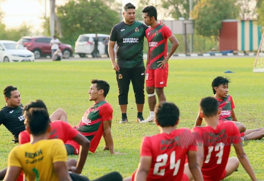 Aidil Sharin (berdiri kiri) bersama pemain Kedah ketika menjalani latihan. FOTO File NSTP.