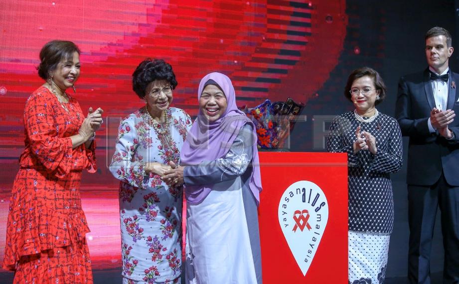DR Siti Hasmah (dua kiri) bersama Fadzilah (tengah) sempena Malam Gala Aids 2018 di Kuala Lumpur, malam ini. Foto MUHD ZAABA ZAKERIA