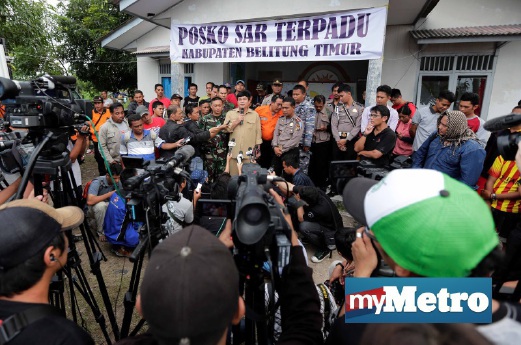 PEMERINTAH Kabupaten Belitung Timur mengadakan sidang media mengenai lokasi penempatan jasad mangsa pesawat Air Asia Indonesia QZ8501. FOTO Aizuddin Saad