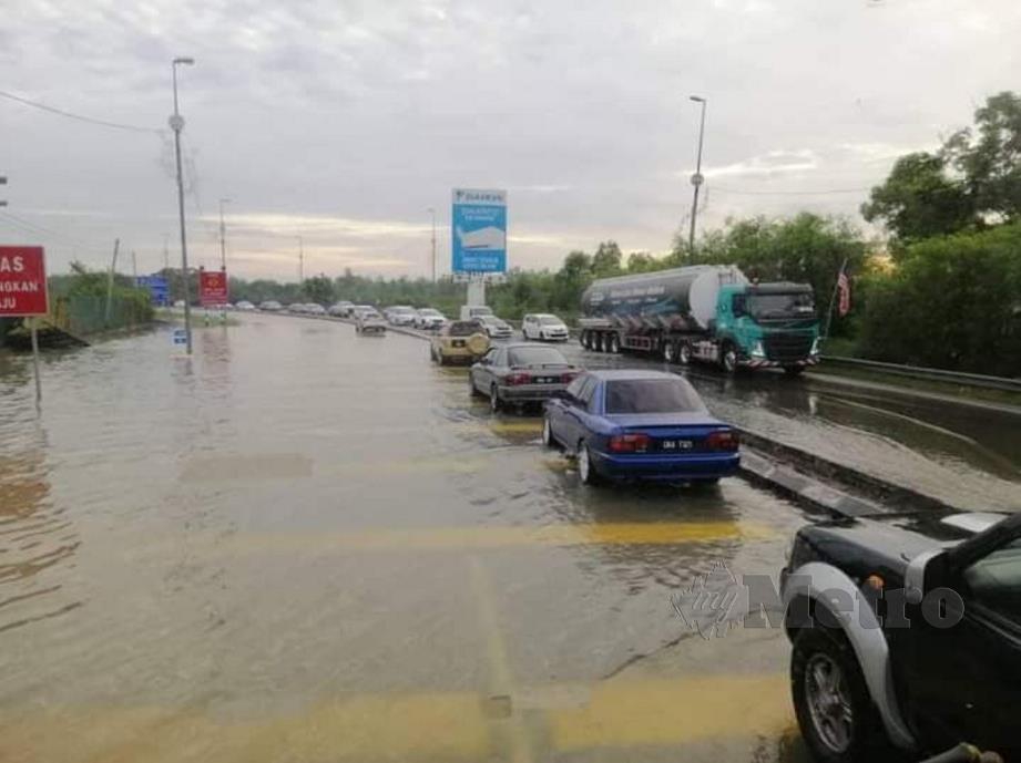 Keadaan jalan menghubungkan Kuala Selangor ke Pasir Penambang dinaiki air susulan fenomena air laut pasang besar. FOTO IHSAN PEMBACA