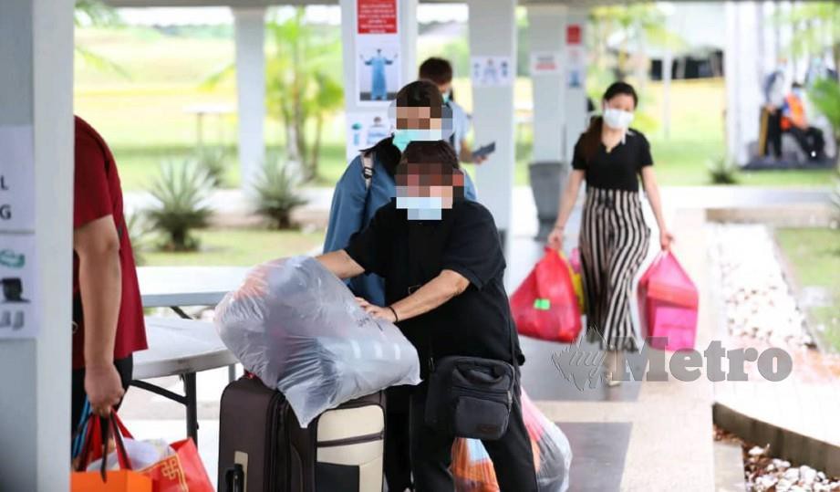 SEBAHAGIAN rakyat Malaysia yang dibenarkan pulang selepas menjalani kuarantin selama dua minggu di Akept, Nilai. FOTO Ihsan Kementerian Kesihatan Malaysia