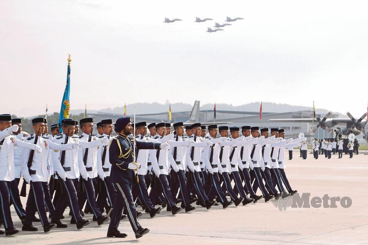 Panji-panji Skuadron Tentera Udara Diraja Malaysia (TUDM) ketika perbarisan mara mengadap sempena Istiadat Perbarisan Hari Ulang Tahun TUDM ke-64 di Pangkalan Udara Subang hari ini. FOTO BERNAMA