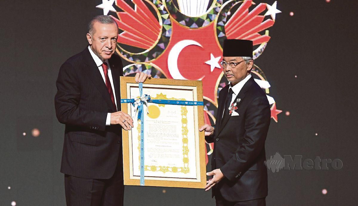 Yang di-Pertuan Agong Al-Sultan Abdullah Ri'ayatuddin Al-Mustafa Billah Shah (kanan) berkenan mengurniakan anugerah darjah tertinggi negara Darjah Utama Seri Mahkota Negara (D.M.N) kepada Presiden Turkiye Recep Tayyip Erdogan sempena Lawatan Negara baginda ke Turkiye. FOTO BERNAMA