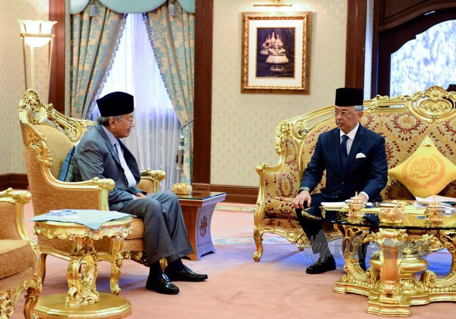 Al-Sultan Abdullah menerima menghadap Dr Mahathir Mohamad bagi Mesyuarat Pra-Kabinet Mingguan Kali Ke-30 di Istana Melawati, Putrajaya hari ini. Foto Bernama 