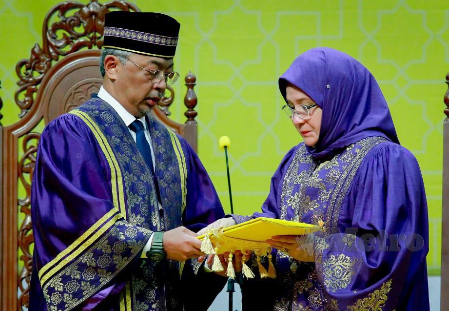 AL-Sultan Abdullah berkenan menyampaikan Watikah Pemasyhuran kepada Tunku Azizah sebagai Ketua Perlembagaan (Canselor) UIAM. FOTO Asyraf Hamzah.