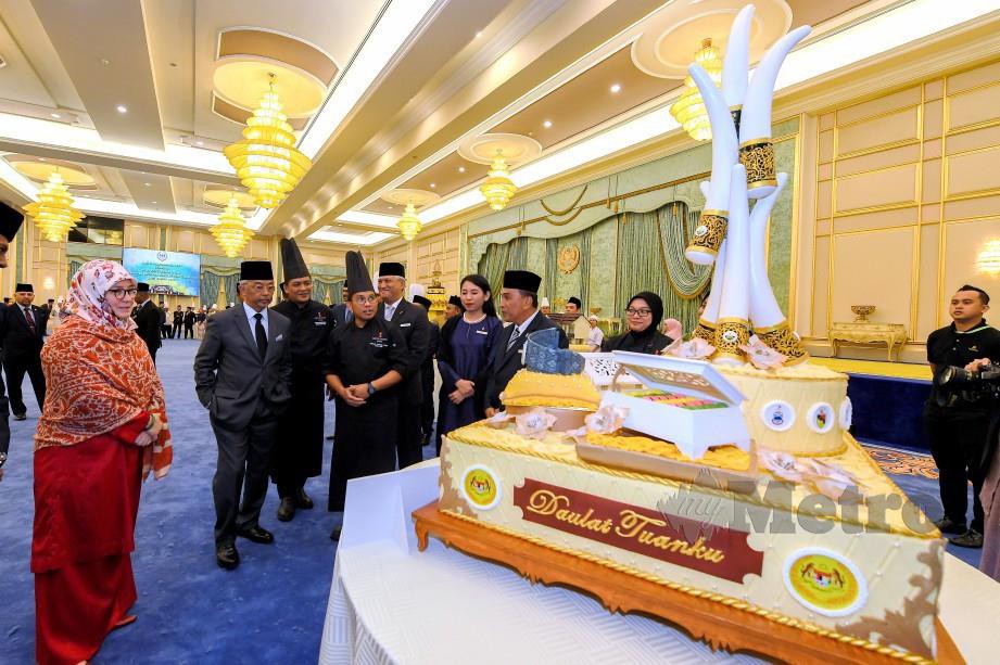Al-Sultan Abdullah dan Tunku Azizah berkenan melihat dan menerima persembahan kek di majlis Persembahan Kek Sempena Hari Keputeraan Rasmi Yang di-Pertuan Agong di Istana Negara, Kuala Lumpur hari ini.