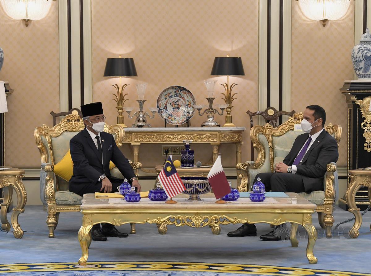 YANG di-Pertuan Agong (kiri) berkenan menerima menghadap Sheikh Mohammed di Istana Negara. FOTO Bernama 