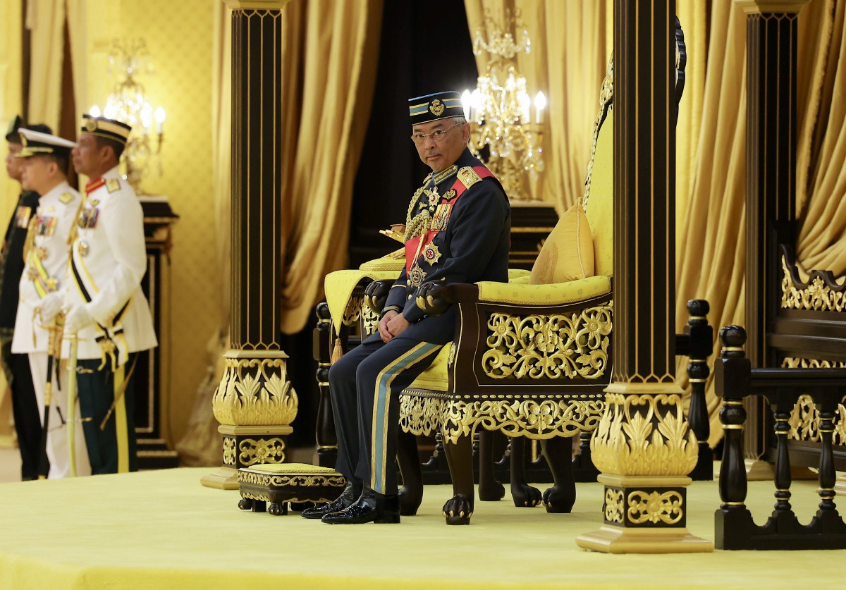 YANG di-Pertuan Agong berkenan berangkat ke Istiadat Pengurniaan Darjah Kepahlawanan Angkatan Tentera Malaysia di Istana Negara hari ini. FOTO Bernama 