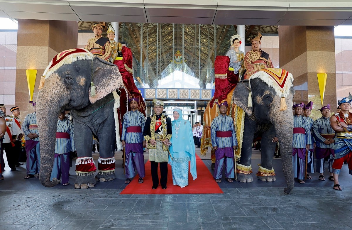AL-SULTAN Abdullah dan Tunku Azizah berkenan bergambar bersama dua gajah Myan Thon Pian dan Rambai yang mengepalai perarakan menyambut ketibaan Seri Paduka di Kompleks Bunga Raya, KLIA hari ini. FOTO Bernama 