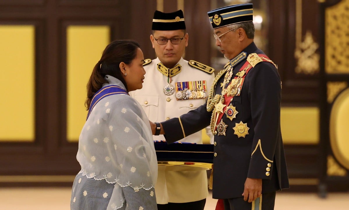 YANG di-Pertuan Agong Al-Sultan Abdullah Ri’ayatuddin Al-Mustafa Billah Shah berkenan mengurniakan Panglima Mahkota Wilayah (PMW) yang membawa gelaran Datuk kepada Shalin. FOTO Bernama