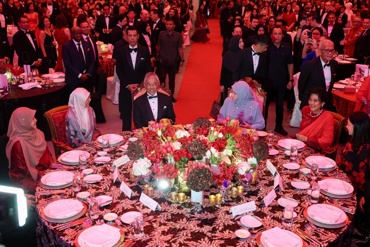 AL-SULTAN Abdullah dan Tunku Azizah berkenan berangkat ke Majlis Makan Malam Amal sempena Sambutan Ulang Tahun ke-75 PBSM. FOTO Bernama 
