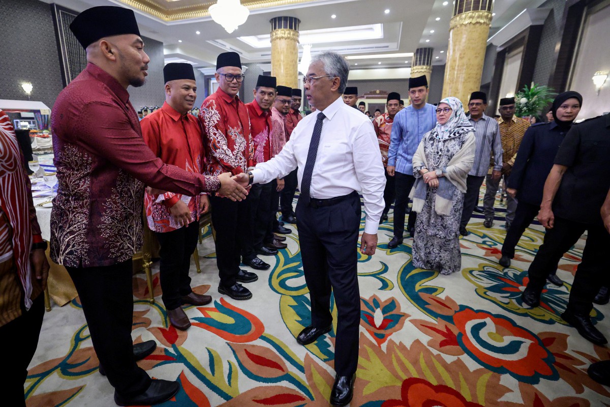 AL-SULTAN berkenan menyantuni serta beramah mesra dengan lebih 120 pemain Pasukan Hoki Veteran Malaysia SAS di Istana Negara hari ini. Raja Permaisuri Agong Tunku Azizah Aminah Maimunah Iskandariah turut berangkat pada majlis itu. FOTO Bernama 