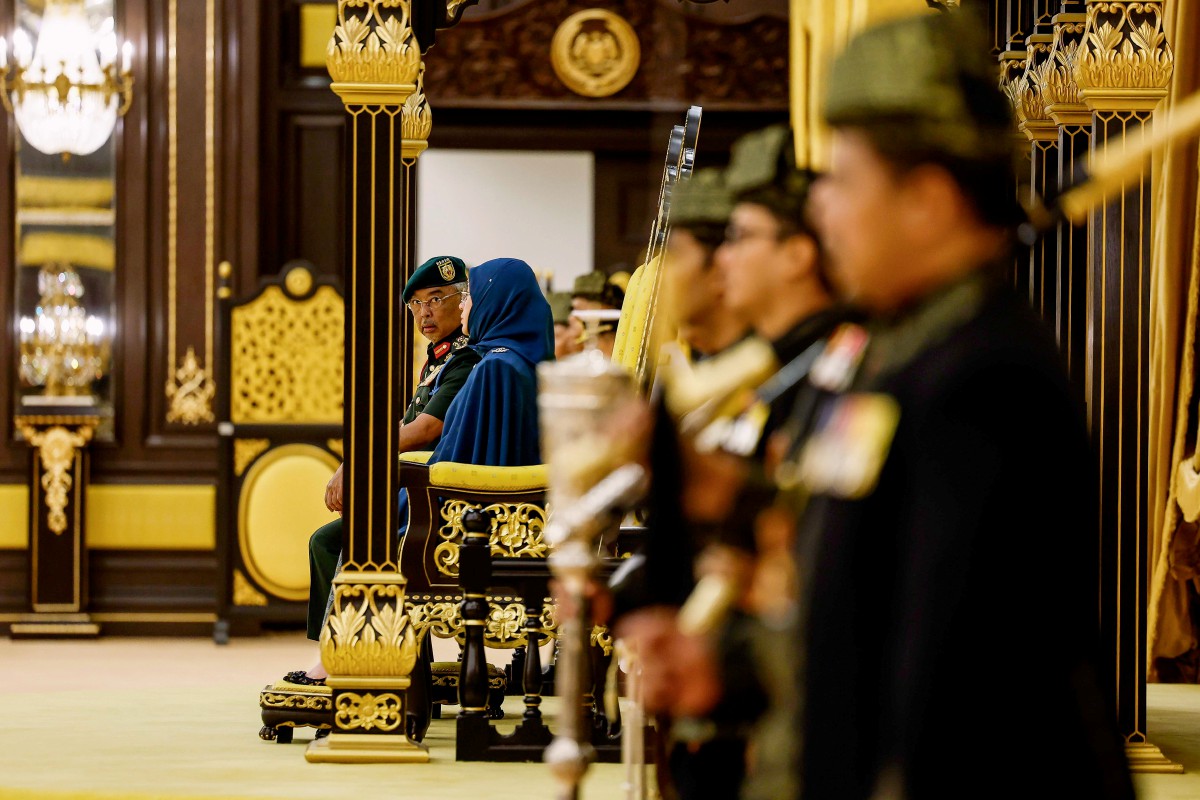 AL-SULTAN Abdullah dan Raja Permaisuri Agong Tunku Azizah Aminah Maimunah Iskandariah berkenan berangkat pada Istiadat Pengurniaan Darjah Kebesaran, Bintang dan Pingat Persekutuan di Istana Negara hari ini. FOTO Bernama 