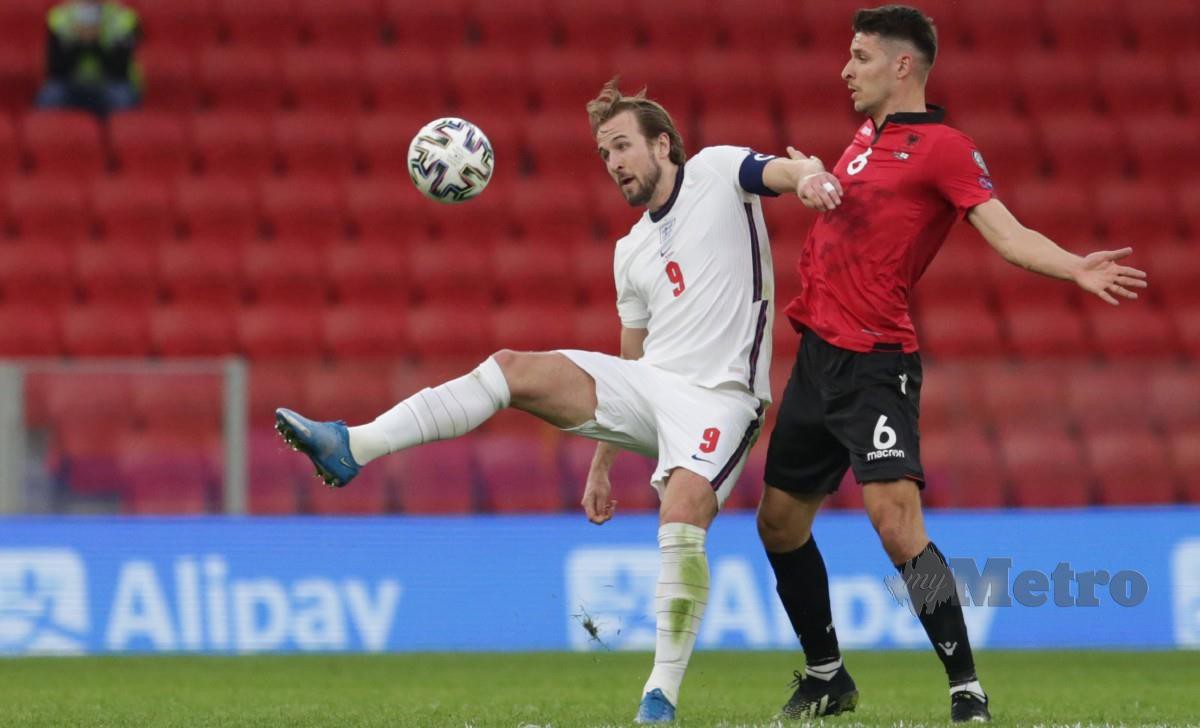 KANE (kiri) cuba melepasi kawalan pemain Albania, Berat Djimsiti ketika perlawanan kelayakan Piala Dunia 2022. FOTO EPA