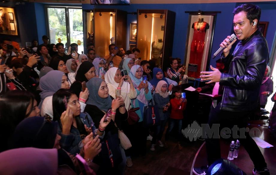 ALIF Satar menghiburkan pengunjung di Hard Rock Cafe Pulau Pinang. FOTO Danial Saad.