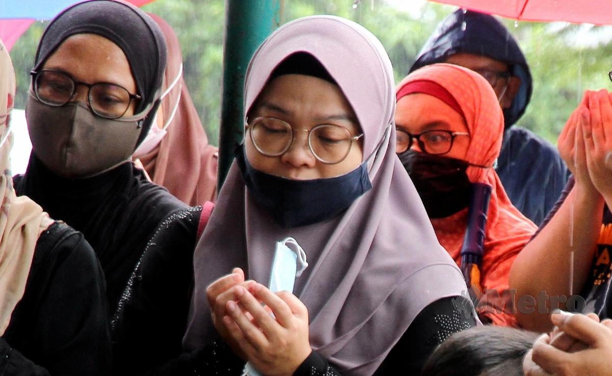 Nurul ketika pengebumian jenazah suaminya Allahyarham Mohd Ashraf Rosli di Tanah Perkuburan Islam Kampung Tasek, hari ini. FOTO BERNAMA