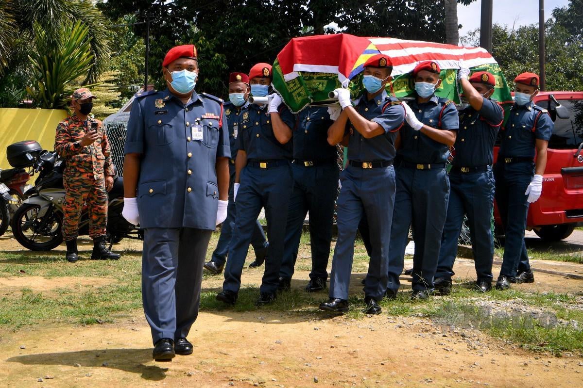 JENAZAH anggota Balai Bomba dan Penyelamat (BBP) Melaka Tengah Allahyarham Mohd Diya Che Jusoh, 46, dibawa ke Tanah Perkuburan Masjid An-Nur, Krubong hari ini untuk dikebumikan, hari ini. FOTO Bernama