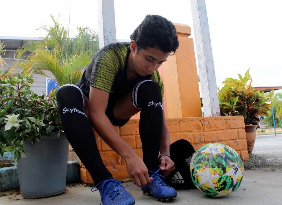 Pemain bola sepak remaja, Allee Putra Azril. FOTO Nik Abdullah Nik Omar