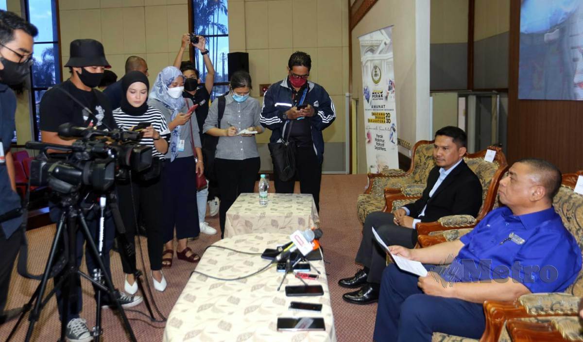 SIDANG media oleh Saarani (kanan) pada Majlis ‘Amanat YAB Cikgu Saarani’ Program Wacana Perak Sejahtera 2030 dan Penyampaian Insentif kecemerlangan Sukan peringkat Antarabangsa 2022 di Dewan Serbaguna SUK  .FOTO L.Manimaran