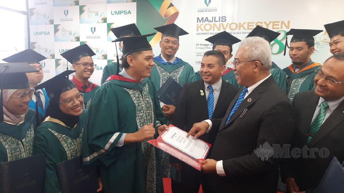 Naib Canselor Universiti Malaysia Pahang Al-Sultan Abdullah (UMPSA), Prof Datuk Dr Yuserrie Zainuddin beramah mesra dengan Muhammad Ambri Mohd Sha'ri. FOTO  Asrol Awang