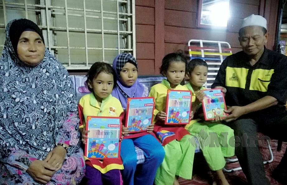 WAKIL Sahabat Parlimen Bagan Serai, Suhaimi Abdullah menyampaikan sumbangan peralatan persekolahan kepada empat beradik yatim di Alor Pongsu, Bagan Serai. FOTO Shaiful Shahrin Ahmad Pauzi.
