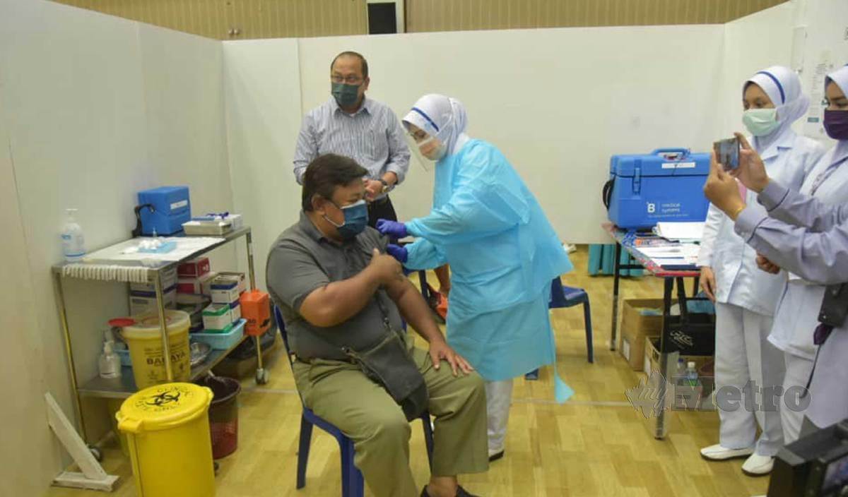 AHMAD Amzad meninjau operasi pemberian vaksin kepada orang ramai di PPV Dewan 2020, Kangar. FOTO Aizat Sharif.