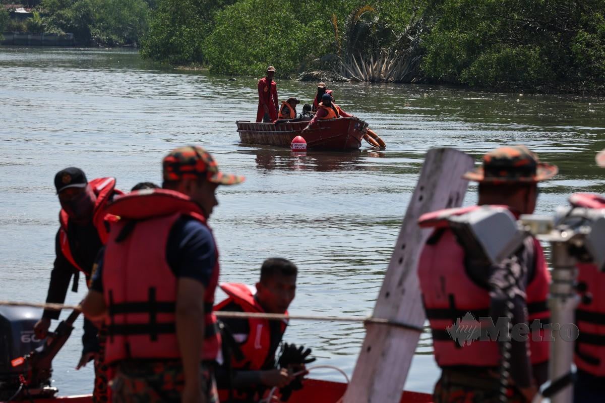 ANGGOTA Bomba dan Penyelamat Malaysia (JBPM) Pulau Pinang melakukan misi mencari dan menyelamat seorang anggota bomba yang dikhuatiri lemas ketika sedang menyelenggara bot penyelamat di Jeti Pangkalan Marin JBPM Mak Mandin di Sungai Perai hari ini. FOTO Bernama