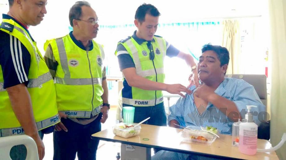 ZULKEFLI menerima rawatan di Hospital Sultanah Bahiyah di kunjunggi pegawai polis dari Bahagian Siasatan Jenayah Narkotik Ibu Pejabat Polis Daerah Kota Setar. FOTO Mohd Rizal Abdullah
