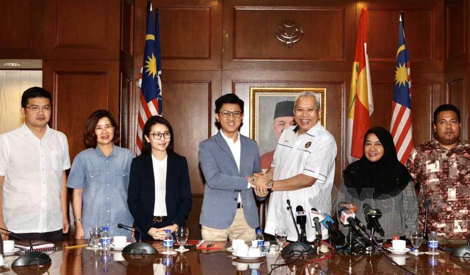 ANNUAR menerima kunjungan rombongan MCA yang diketuai Setiausaha Agung MCA, Chong Sin Woon Di Ibu Pejabat UMNO , Menara Datuk Onn. FOTO Amirudin Sahib