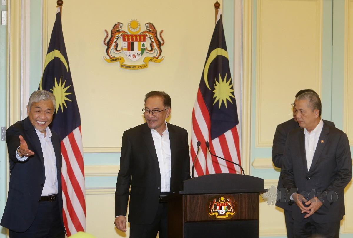 ANWAR bersama Timbalan Perdana Menteri, Datuk Seri Ahmad Zahid Hamidi serta Datuk Seri Fadillah Yusof ketika sidang media selepas mempengerusikan mesyuarat Kabinet. FOTO Mohd Fadli Hamzah