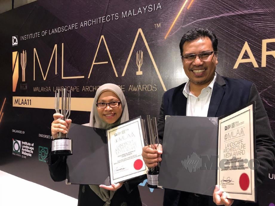 Tuan Mohd Asri dan Hartini menunjukkan Anugerah MLAA11 bagi Kategori Khas Media. FOTO Intan Nur Elliana Zakaria