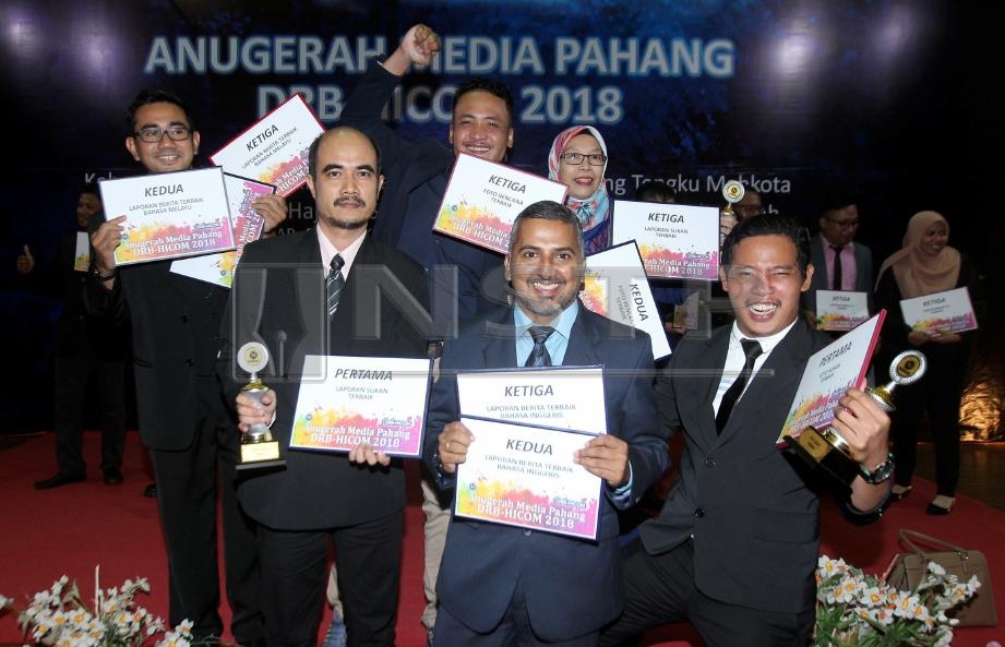 WARTAWAN dan jurugambar NSTP Biro Kuantan bergambar bersama pada majlis Anugerah Media Pahang DRB- HICOM di Kuantan, semalam. Foto MUHD ASYRAF SAWAL