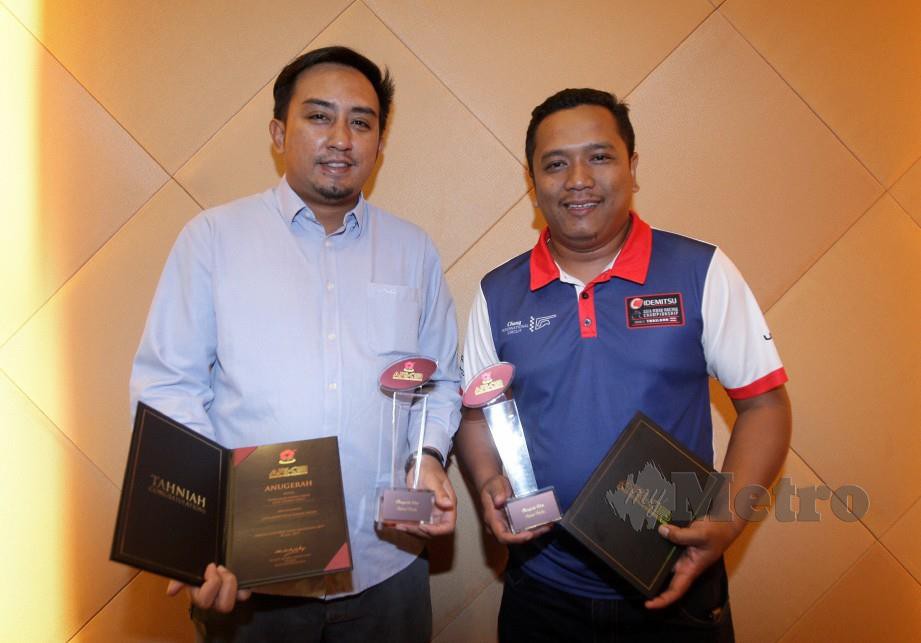 Wartawan New Straits Times (NST), Fadhli Ishak dan Wartawan akhbar Harian Metro, Saiful Affendy Sapran (kanan) mewakili Mohd Firdaus Hashim menerima Anugerah Khas Rakan Media sempena Anugerah Ragbi Kebangsaan. FOTO Zulfadhli Zulkifli.