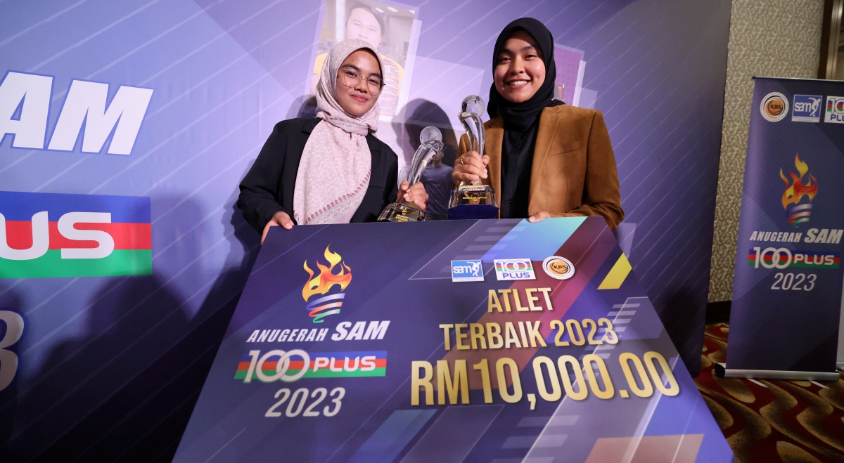 NUR Ain  (kanan) dan Aleena  memenangi anugerah Atlet Terbaik pada Majlis Anugerah Penulis-Penulis Sukan Malaysia (SAM) 100 Plus 2023. FOTO Bernama