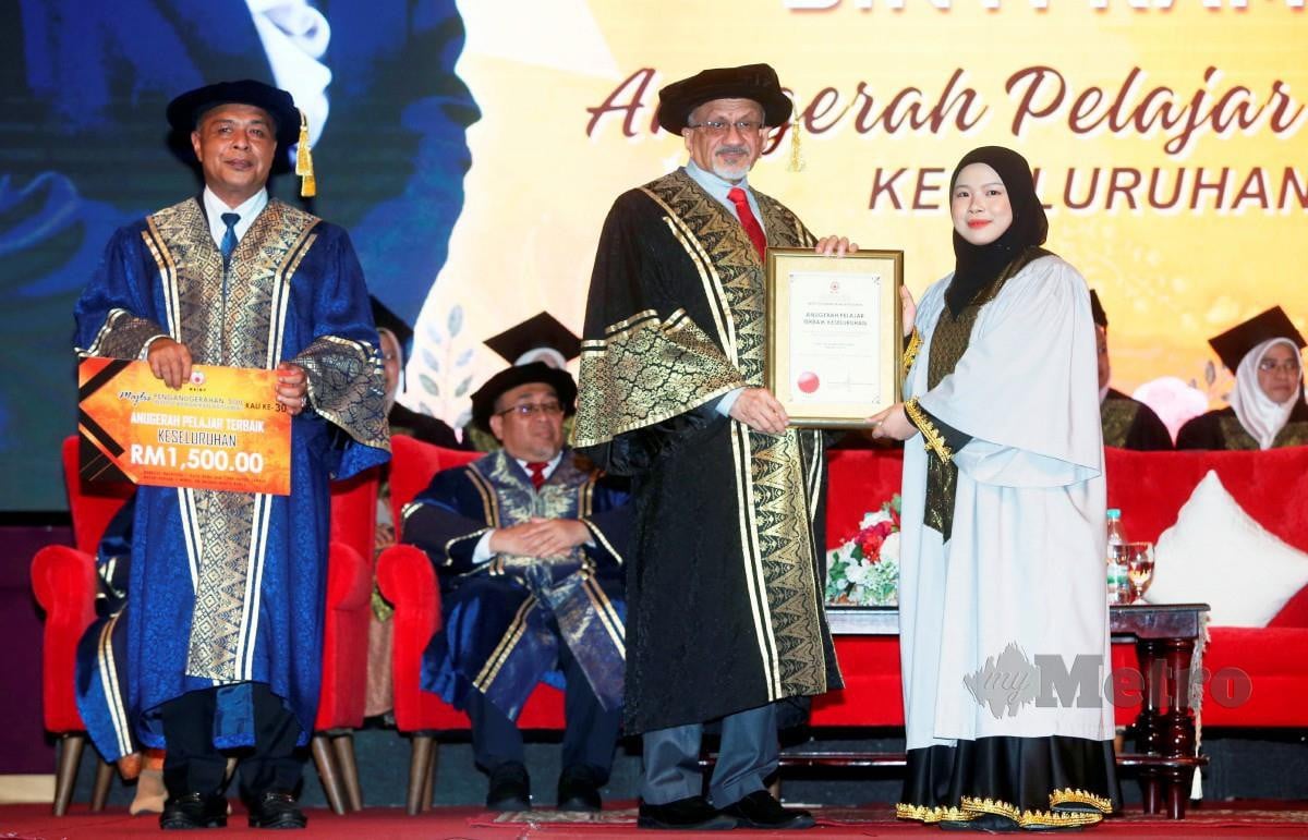 SYED Kamarulzaman menyampaikan anugerah Pelajar Terbaik Keseluruhan kepada Nurul An Najwah Ramli. FOTO Rohanis Shukri