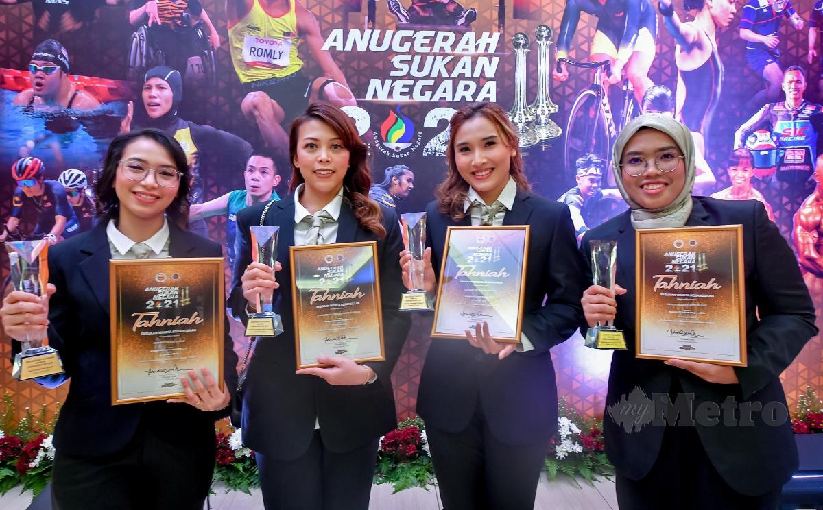 SITI Safiyah (dua dari kiri) bersama rakan sepasukan pada majlis Anugerah Sukan Negara 2021 di MSN Bukit Jalil.  FOTO Asyraf Hamzah