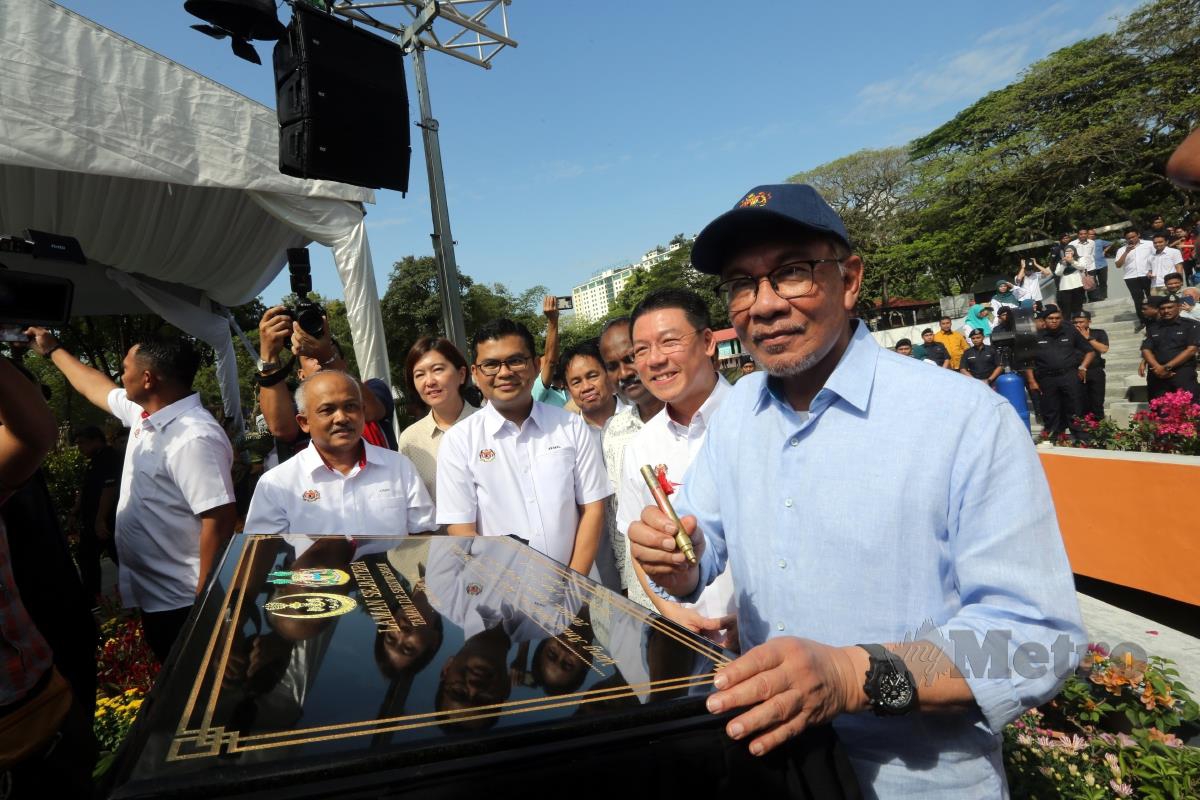 Anwar Ibrahim menandatangani plak persamian Laman Sejentera Taman Seenivasagam pada majlis Sambutan Hari Landskap Negara 2023 di Taman D.R.Seenivasagam Ipoh. FOTO L.MANIMARAN 