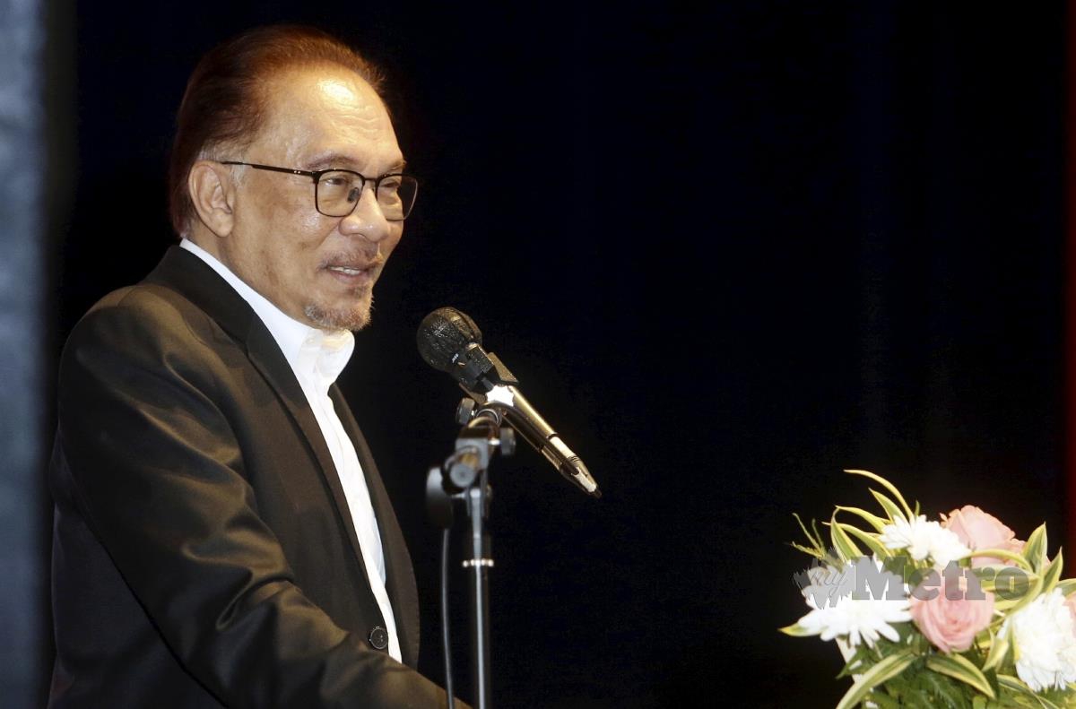 Anwar Ibrahim ketika berucap di Majlis Perhimpunan Bulanan Kementerian Kewangan di Putrajaya. FOTO MOHD FADLI HAMZAH
