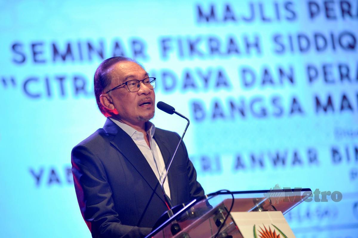 ANWAR menyampaikan ucaptama pada Majlis Perasmian Seminar Fikrah Siddiq Fadzil "Citra Budaya dan Peradaban Bangsa Malaysia" di Dewan Bahasa dan Pustaka (DBP), Kuala Lumpur. FOTO Aizuddin Saad