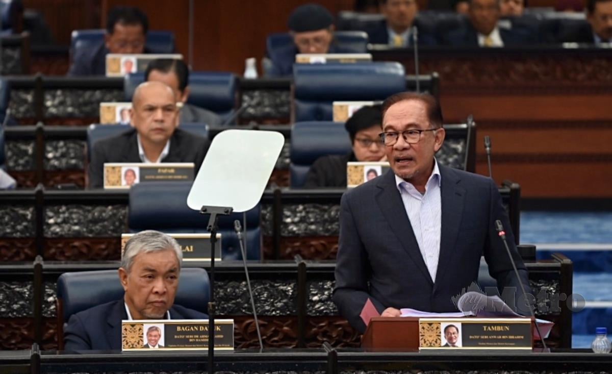 Anwar Ibrahim membentangkan usul Kajian Separuh Penggal Rancangan Malaysia Ke-12 (KSP RMK12) 2021-2025 di Dewan Rakyat. Ihsan Foto Jabatan Penerangan