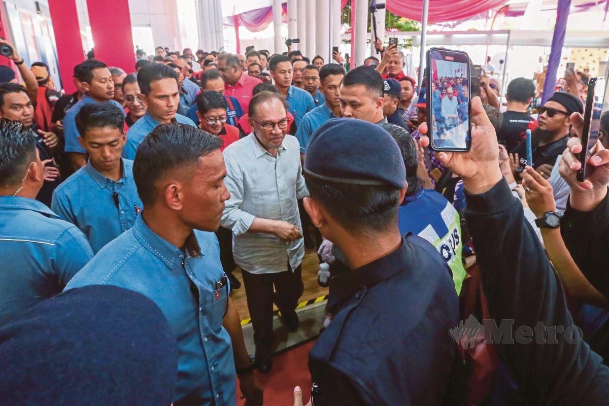 Anwar Ibrahim beramah mesra dan bersalaman dengan orang ramai ketika hadir pada  Majlis Perasmian Karnival TEKUN Madani Pulau Pinang di Seberang Perai Arena, Seberang Jaya. FOTO DANIAL SAAD
