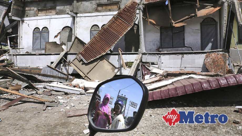 ANTARA bangunan yang rosak selepas gempa bumi melanda Banda Acheh. FOTO AP