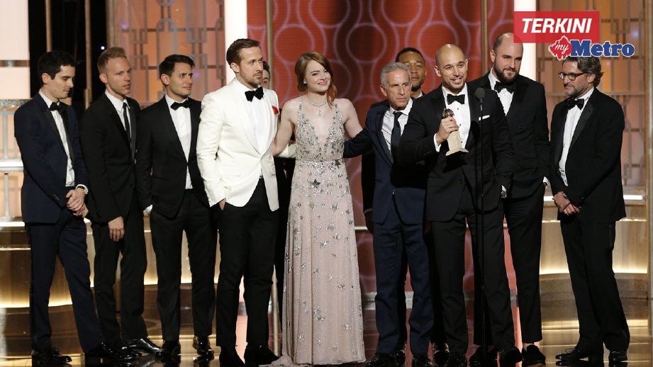 BARIS pelakon dan kru La La Land di Anugerah Golden Globe. FOTO AP